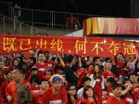 爱游戏足球体育包含鱼鹰球迷聚集球场助威，为球队加油助力获胜的词条