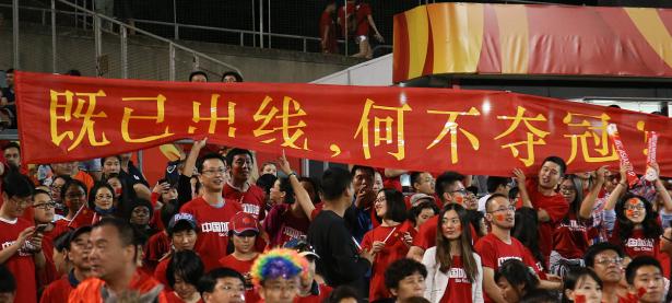 爱游戏足球体育包含鱼鹰球迷聚集球场助威，为球队加油助力获胜的词条