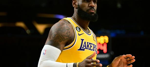 爱游戏足球体育包含NBA历史上的今天：乔丹再次破纪录荣登得分王巅峰的词条