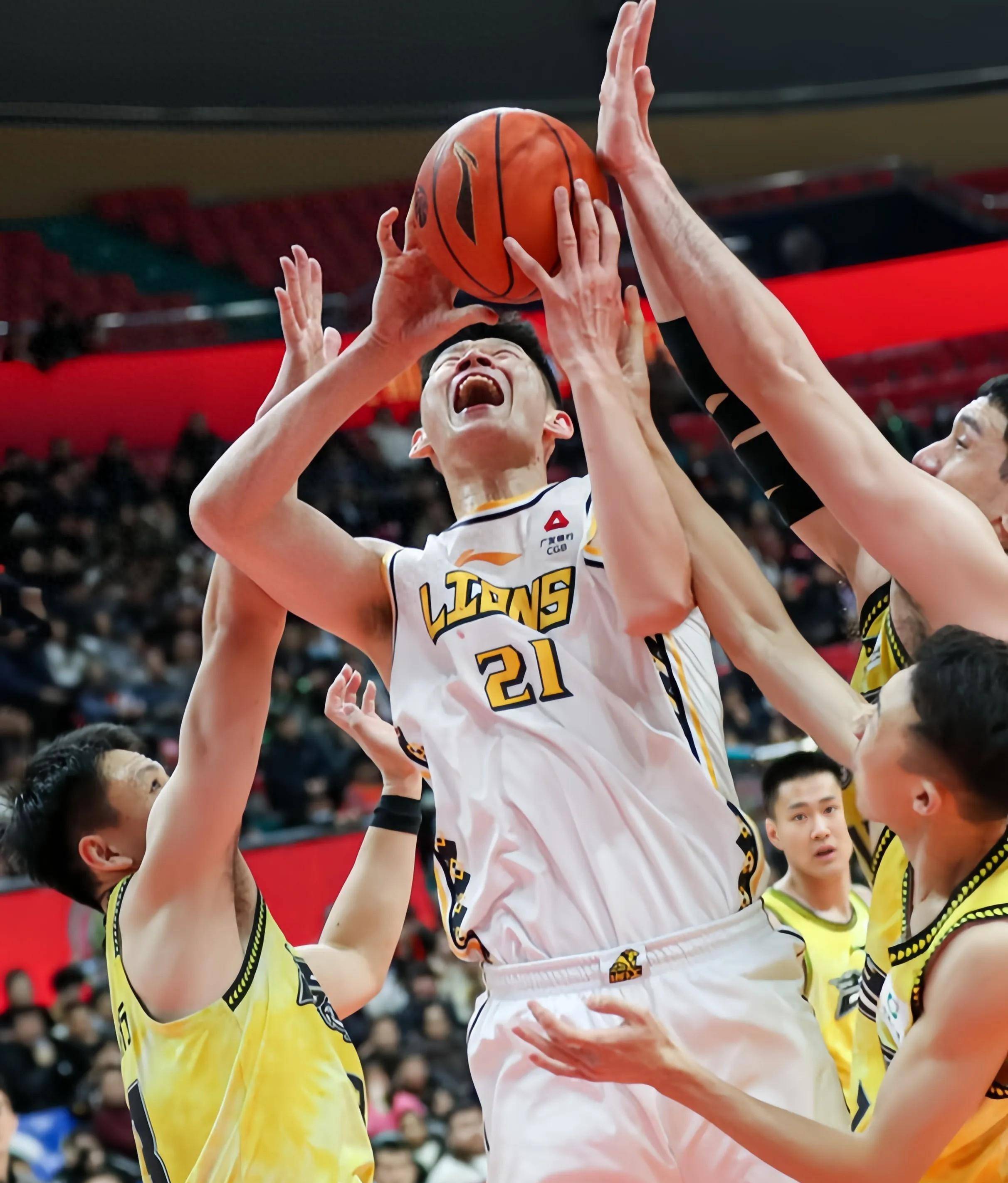 球队主力中锋当选MVP，篮板球碾压对手的简单介绍