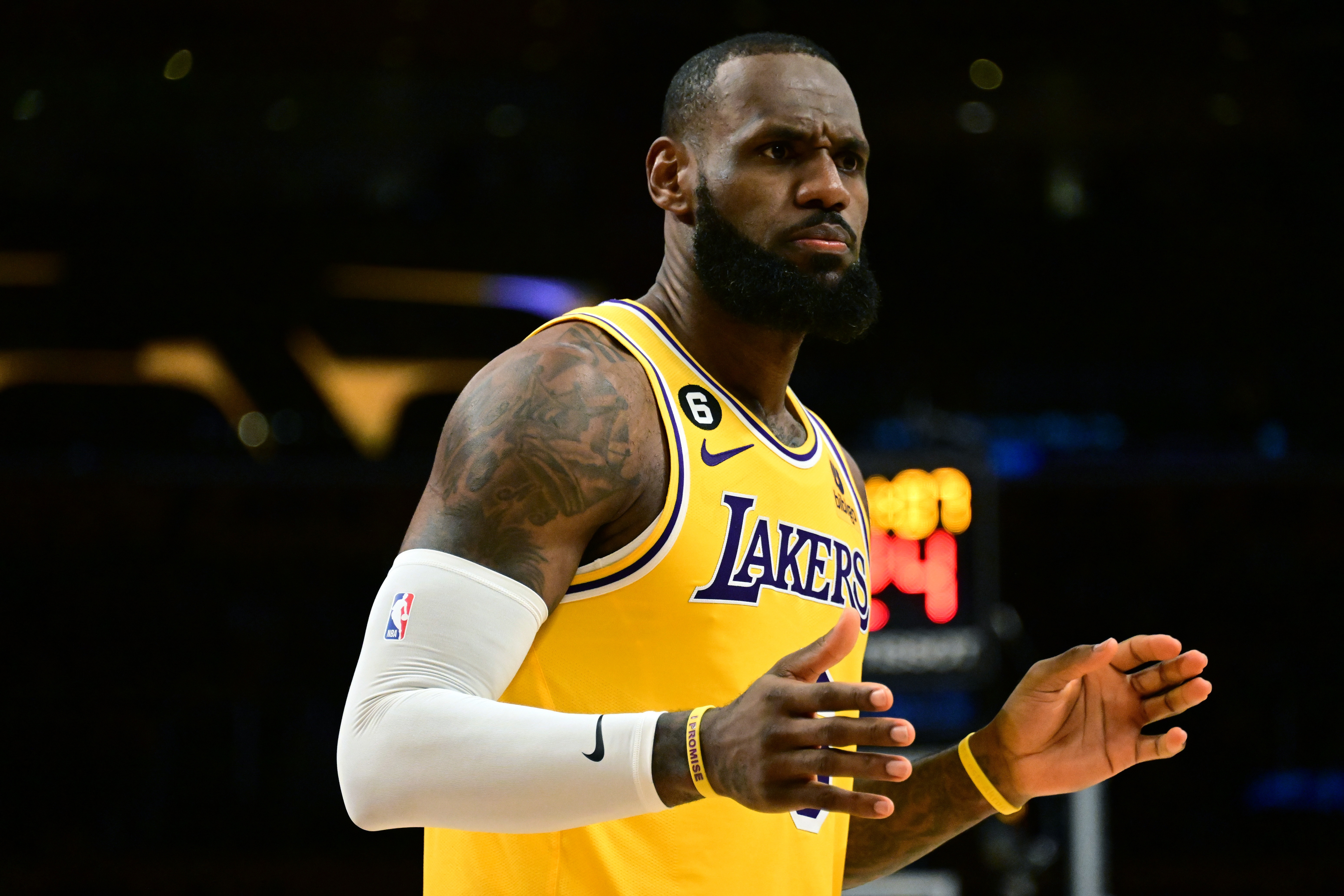 包含NBA历史上的今天：乔丹再次破纪录荣登得分王巅峰的词条
