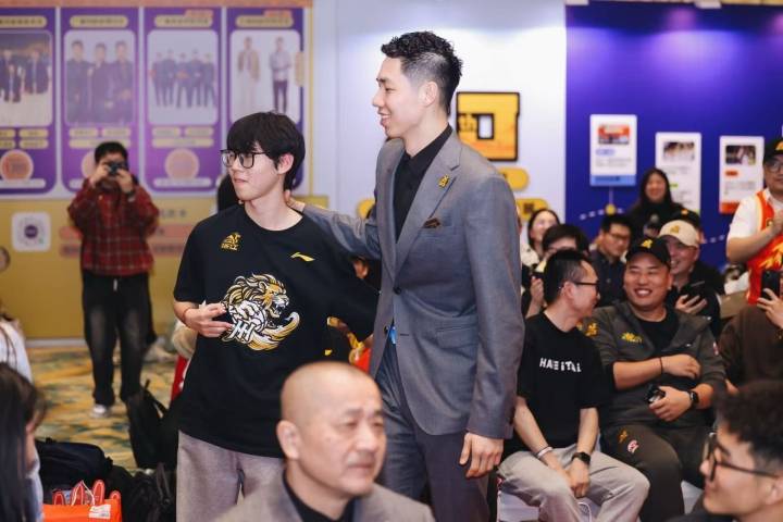 广厦男篮队员竭尽全力，迎难而上的简单介绍