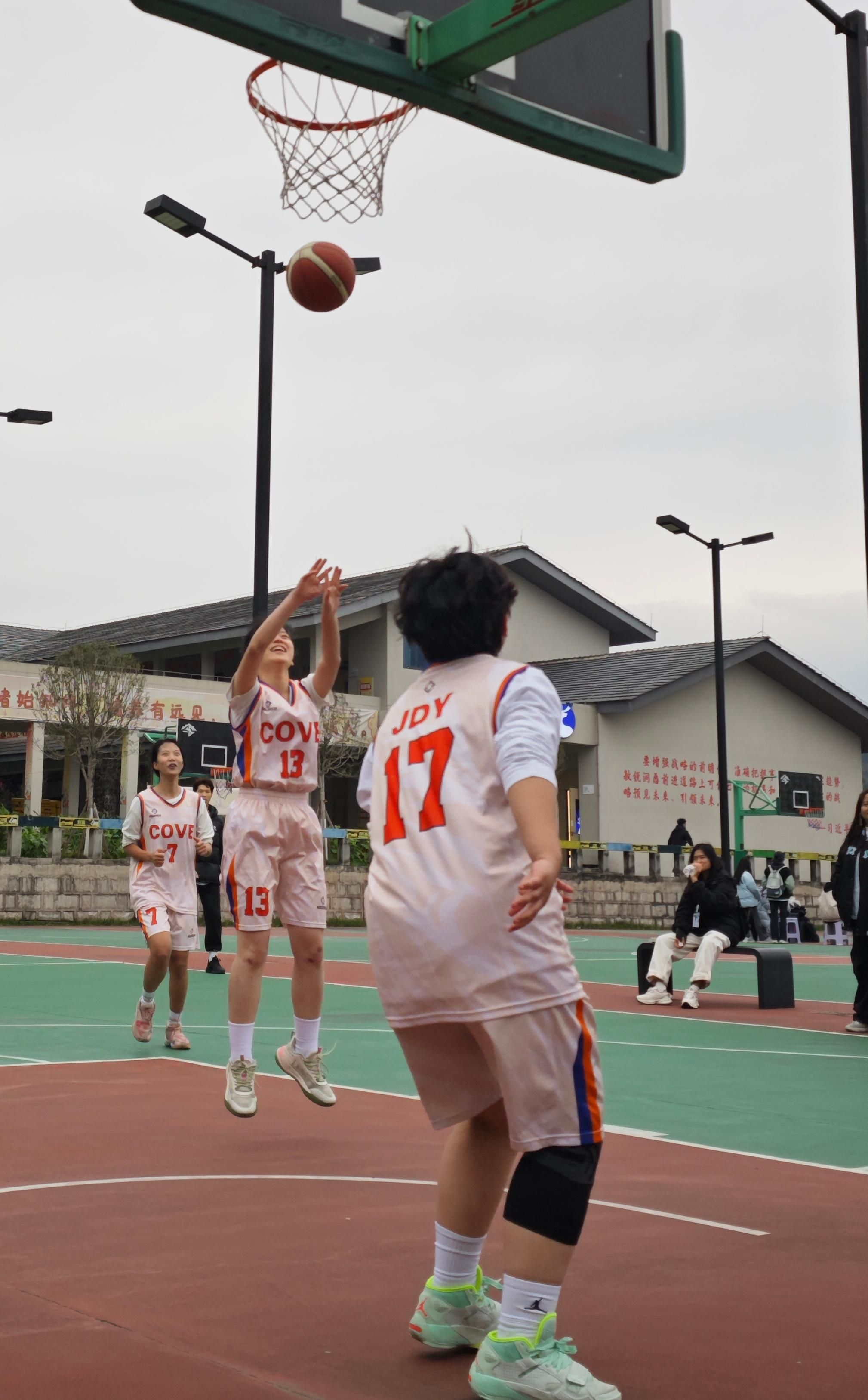 重庆女篮精彩表现，夺得关键胜利！