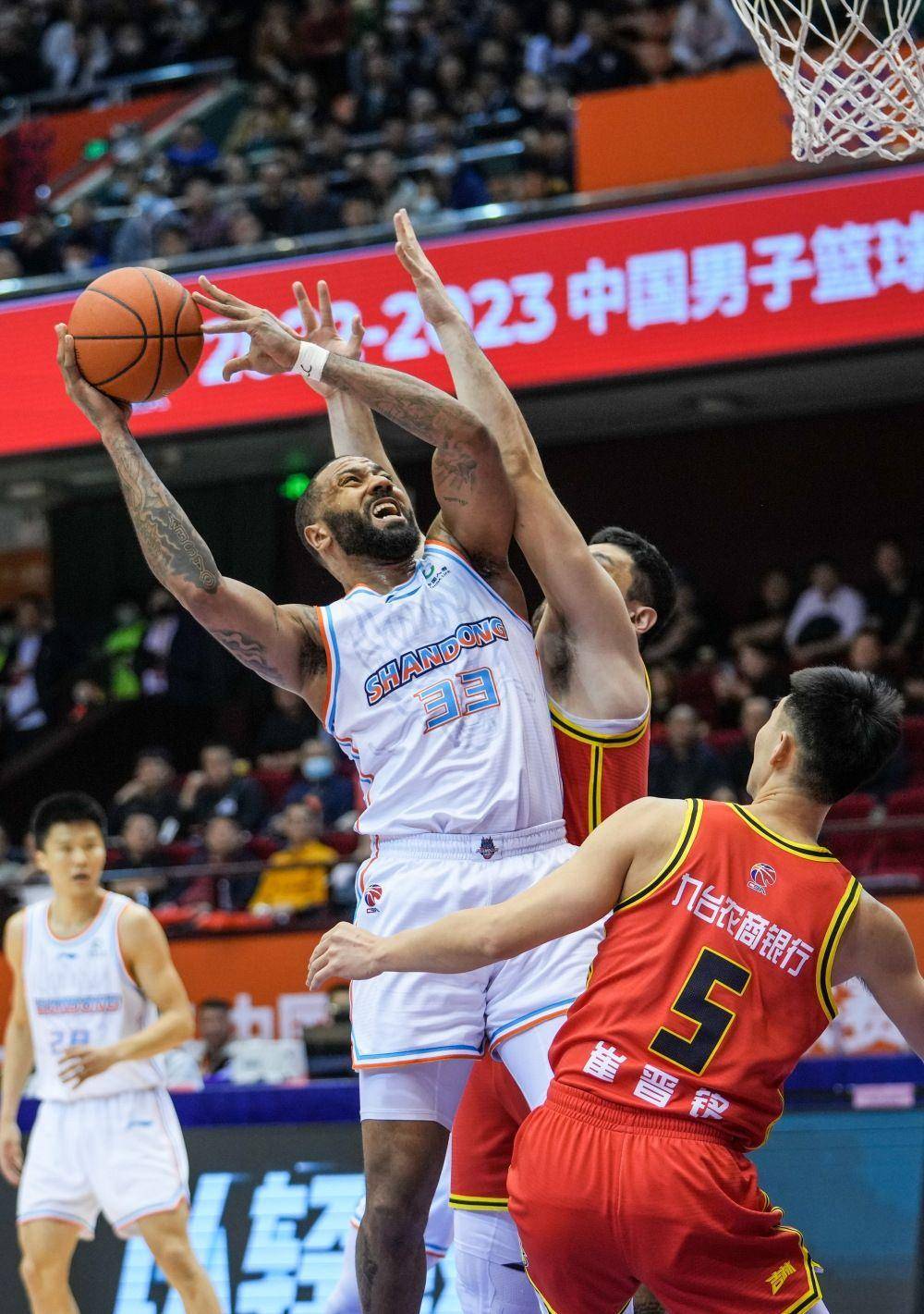 北京男篮对阵大连队，全队备战意志坚定(北京男篮对阵大连队,全队备战意志坚定不移)