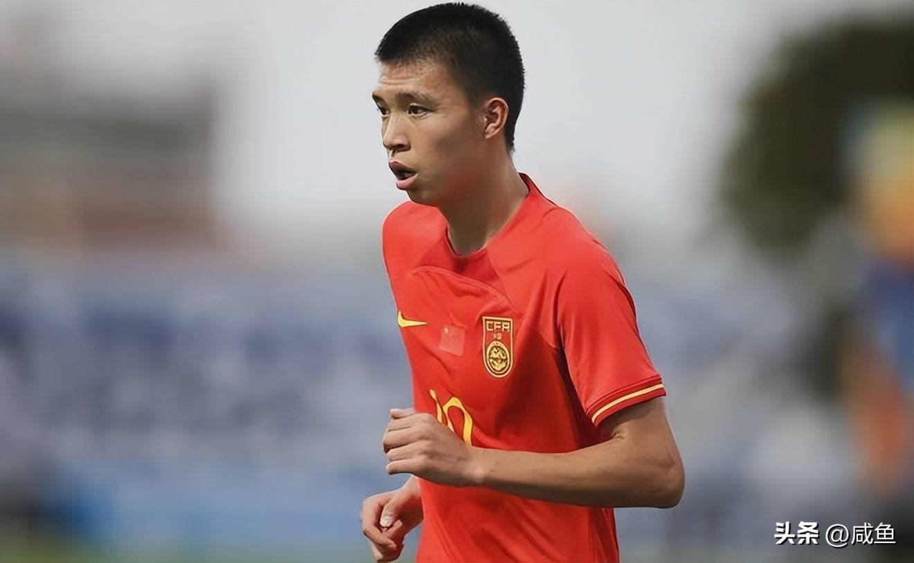 泰国联赛踢不了，回国踢野球！国足未来中锋，26岁提早退役？(国足1比5输给泰国国家队)